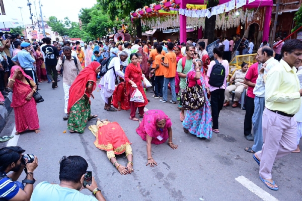 कल्याण जी पदयात्रा: रिमझिम फुहारों के बीच शाही लवाजमे के साथ रवाना हुई लक्खी पदयात्रा