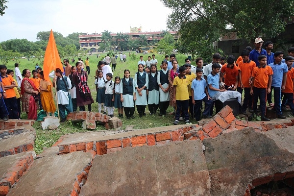 भोपाल: आसाराम के गांधी नगर स्थित आश्रम की अवैध दीवार तोड़ी, स्‍कूली बच्‍चे बैठे जेसीबी के सामने