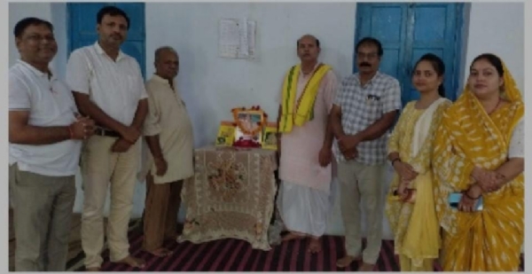 श्रीमती भागीरथी ट्रस्ट आदर्श संस्कृत महाविद्यालय चुनार में गुरुवार को महाकवि गोस्वामी तुलसीदास जयंती।