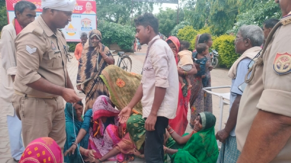 मडिहान सीएचसी पर रोते बिलखते परिजन।