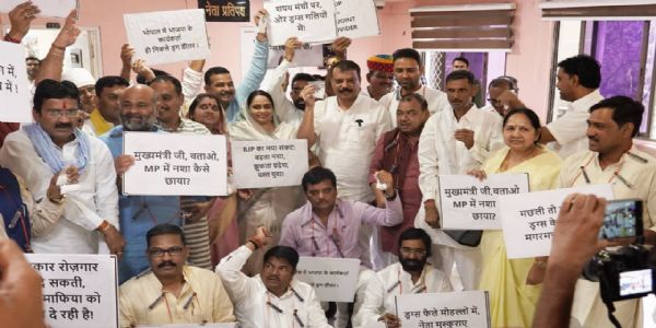 अभी छोटी मछली पकड़ी है, बड़े मगरमच्छों पर कार्यवाही कब होगी : उमंग सिंघार