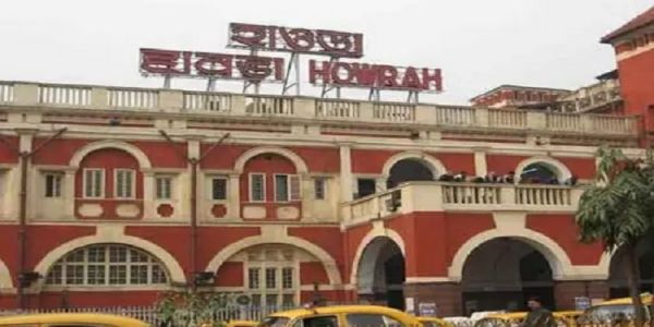 हावड़ा स्टेशन पर टिकट जांच अभियान में बड़ा खुलासा : दो दिनों में हजार से अधिक बेटिकट यात्री पकड़े गए, 5.64 लाख का जुर्माना वसूला गया
