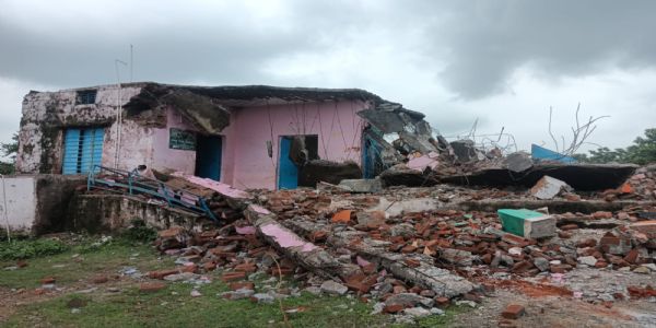 बांसवाड़ा में जर्जर विद्यालय भवन गिरा, कक्षाएं अब आंगनबाड़ी में संचालित होंगी