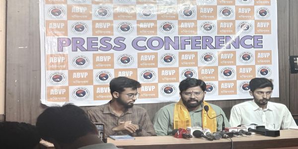 छात्र अधिकारों की मांग को लेकर एबीवीपी का प्रदर्शन, 28 अगस्त तक छात्र संघ चुनाव कराने की चेतावनी