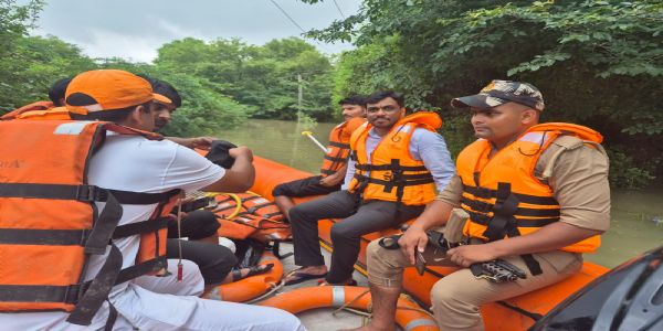 यमुना खतरे के निशान से ऊपर, बेतवा का जलस्तर भी बढ़ा