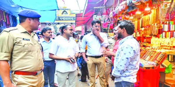 फुटपाथ पर किए गए अतिक्रमण को लेकर जिला एवं पुलिस प्रशासन सख्त
