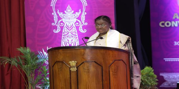 राष्ट्रपति द्रौपदी मुर्मु ने दक्षिणेश्वर काली मंदिर में की पूजा-अर्चना