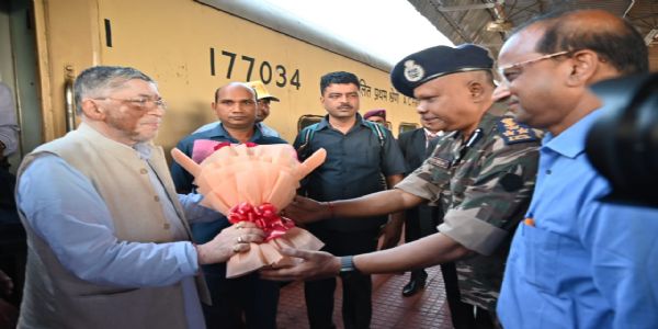 राज्यपाल पहुंचे देवघर, रेलवे स्टेशन पर अधिकारियों ने किया स्वागत