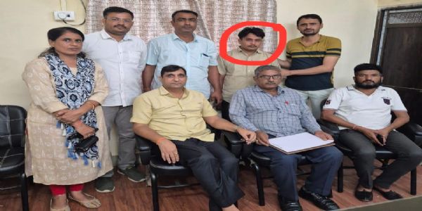 नगर पालिका का वरिष्ठ सहायक पन्द्रह हजार रुपये की रिश्वत लेते ​गिरफ्तार