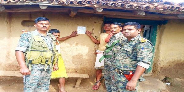 पुलिस ने दो नक्सलियों के घर चिपकाया इश्तेहार