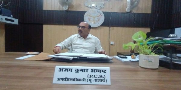 भू अभिलेख मांगने पर कर्मचारियों ने आवेदक को कार्यालय में किया बन्द