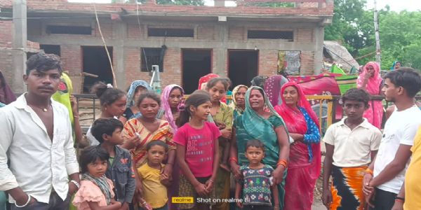 अनियंत्रित पिकअप की चपेट में आकर महिला की मौत, दो की हालत गंभीर