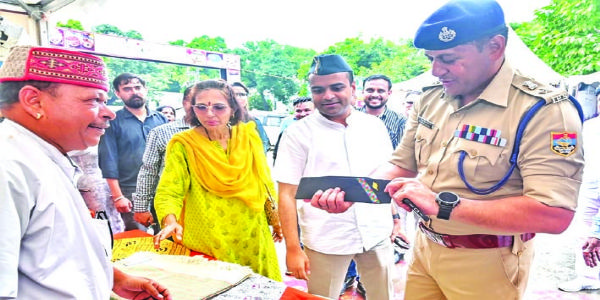 डीएम व एसएसपी ने आकांक्षा हाट का किया निरीक्षण