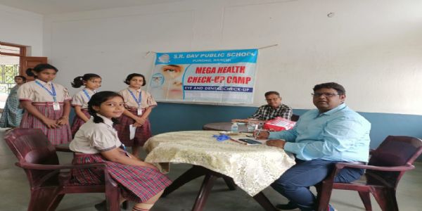 एसआर डीएवी स्कूल में लगा निशुल्क स्वास्थ्य जांच शिविर