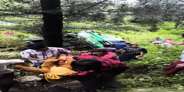 मंडी के गोहर में निजी बस गिरी, एक की मौत, 8 घायल