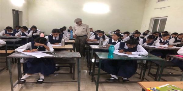 रायपुर में वीकली टेस्ट और मोबाइल ऐप के ज़रिए हाे रहा छात्रों का मूल्यांकन