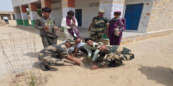 हरियालो राजस्थान अभियान: बीएसएफ सेक्टर जैसलमेर की 192 वीं वाहिनी ने सीमावर्ती गांवों में किया वृक्षारोपण