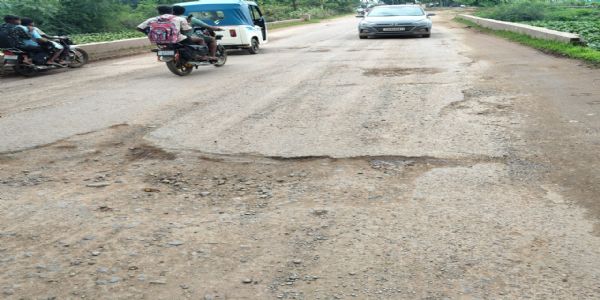 शहर से लेकर गांव तक की सड़कों की हालत बद से बदतर