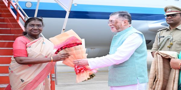 दो दिवसीय दौरे पर झारखंड पहुंचीं राष्ट्रपति, देवघर हवाई अड्डे पर राज्यपाल एवं मंत्री दीपिका सिंह ने किया स्वागत