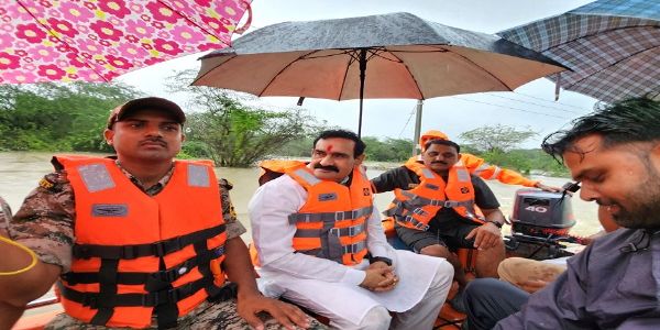 दतिया में पूर मंत्री डाॅ. नरोत्तम मिश्रा बाढ़ प्रभावित क्षेत्रों में पहुँचकर पीड़ितों से मिले