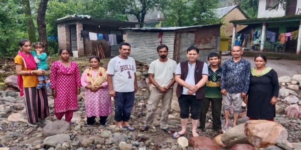 आपदा प्रभावित गांव में किसानों के साथ राहत लेकर पहुंचे कुशाल भारद्वाज