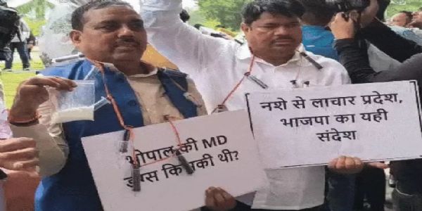 मप्र विधानसभा में कांग्रेस ने उठाया कानून व्यवस्था का मुद्दा, पुड़िया और इंजेक्शन लेकर पहुंचा विपक्ष
