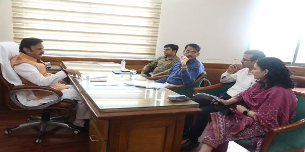 निर्माणाधीन कार्यों को समय से पूर्ण करें और शीघ्र सेवा प्रदाय करें : उप मुख्यमंत्री शुक्ल