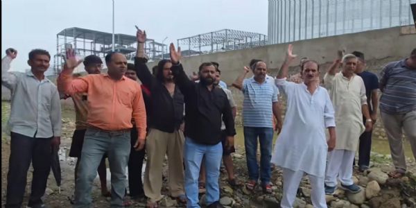 सहार लोगेट के स्थानीय लोगों ने इथनॉल इकाई प्रबंधन की मनमानी के खिलाफ किया जोरदार प्रदर्शन