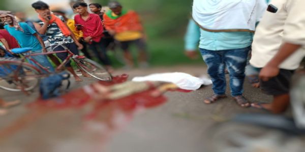 तेज रफ्तार ट्रैक्टर ने छात्रा को कुचला, मौके पर ही मौत, आक्रोशित ग्रामीणों ने किया चक्काजाम