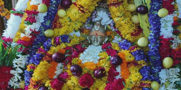 सावन के तीसरे गुरूवार को देवगुरू बृहस्पति का फलाें से श्रृंगार,दरबार में उमड़े श्रद्धालु