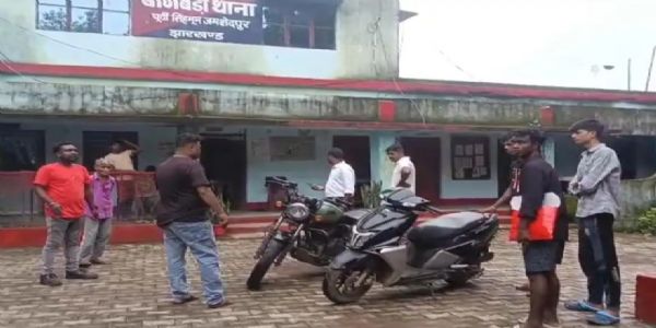 चोरी का बुलेट और स्कूटी बरामद, चोरों की तलाश जारी
