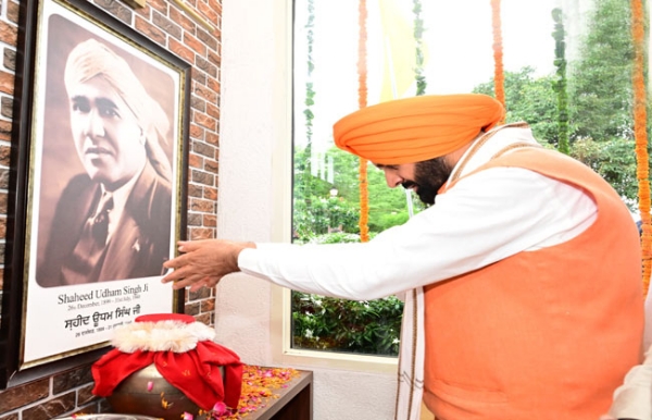 हरियाणा के मुख्यमंत्री नायब सैनी शहीद उधम सिंह की प्रतिमा पर पुष्प अर्पित करते हुए