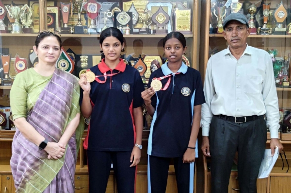 छात्राऐं रिया और तमन्ना प्रधानाचार्या अनीता पन्नू दलाल और खेल प्रशिक्षक रामनिवास श्योकंद के साथ।