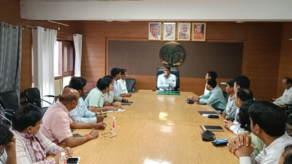 नवागत जिलाधिकारी दीपक  मीणा कार्यभार ग्रहण कर की बैठक कहा  शासन के मंशानुसार कार्यों का करे निस्तारण*