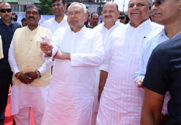 मुखयमंती नीतीशा कुमार शिलानयस करते्