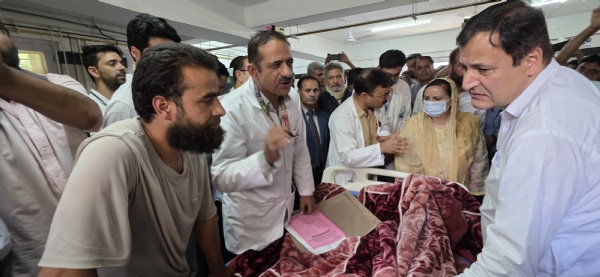 सकीना इत्तू और जाविद डार ने जीएमसी हंदवाड़ा का दौरा किया, सड़क दुर्घटना पीड़ितों का हालचाल जाना
