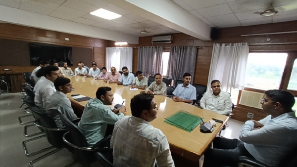 नवागत जिलाधिकारी दीपक  मीणा कार्यभार ग्रहण कर की बैठक कहा  शासन के मंशानुसार कार्यों का करे निस्तारण*