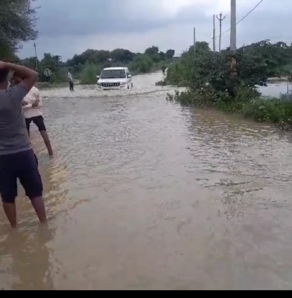 औरैया के भीखेपुर-जगम्मनपुर स्टेट हाईवे पर आया यमुना का पानी।
