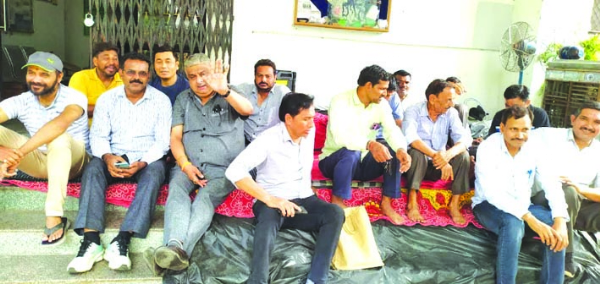धरना देते गुरुकुल के कर्मचारी