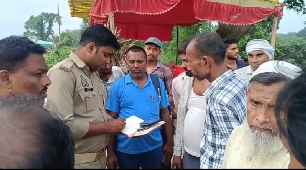 घटना स्थल पर पहुंची पुलिस मामले की जांच पड़ताल करते हुए