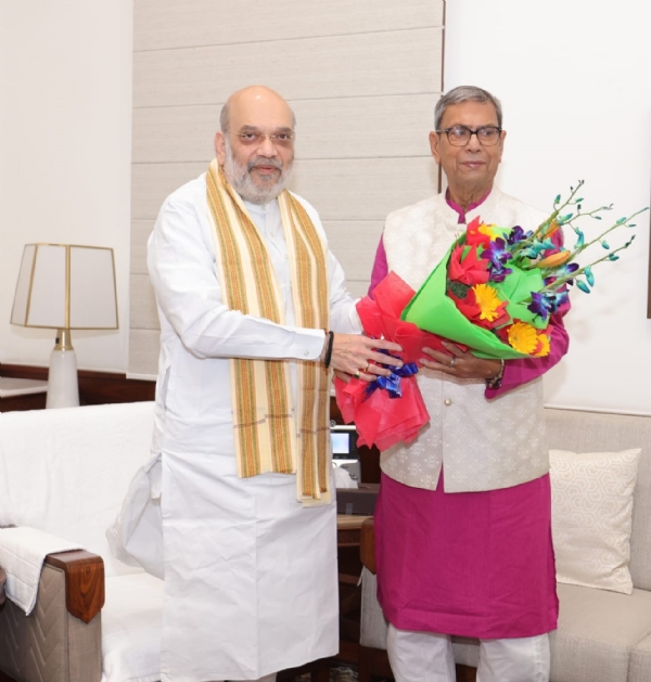 हरियाणा के राज्यपाल गृहमंत्री अमित शाह से मुलाकात करते हुए