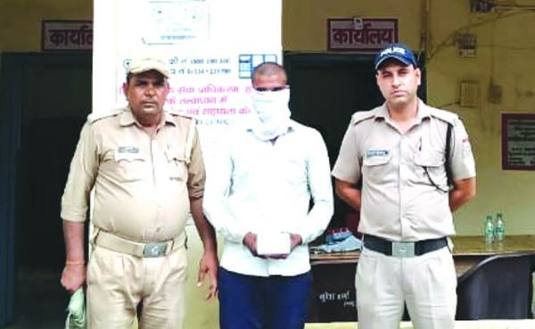 पुलिस गिरफ्त में आरोपित