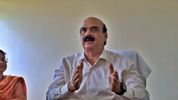 पत्रकारों से बात करते कुलपति प्रोफेसर डॉ. दिनेश कुमार सिंह