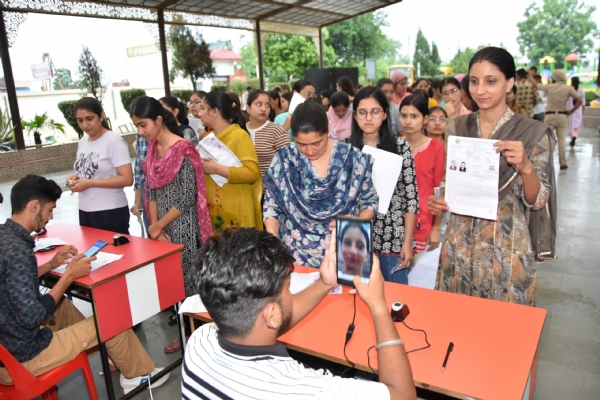 फतेहाबाद। परीक्षा केंद्रों पर एचटेट की परीक्षा देने आए परीक्षार्थियों की बायोमैट्रिक करते ड्यूटी पर तैनात कर्मचारी।