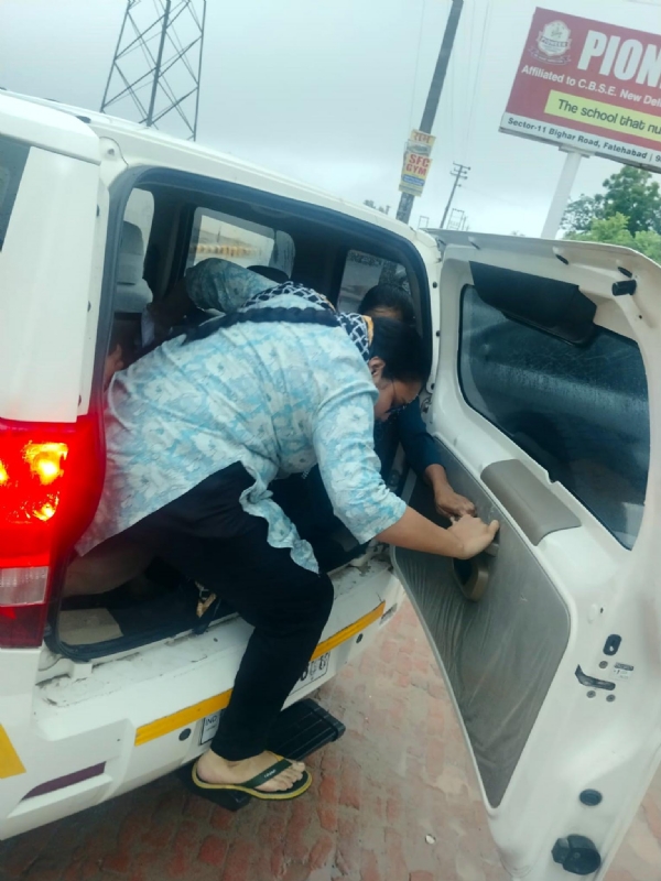 फतेहाबाद। पुलिस गाड़ी से उतरकर परीक्षा केन्द्र जाती युवती।