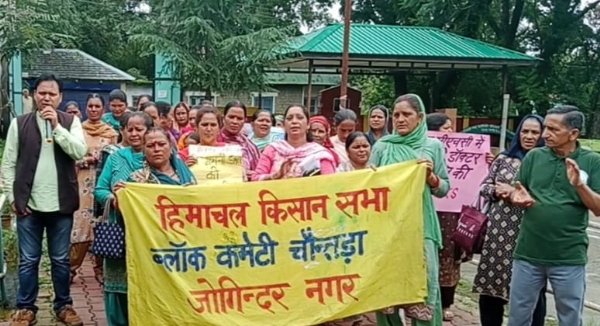 चौंतड़ा में धरना प्रदर्शन करते हुए किसान सभा के कार्यकर्ता।