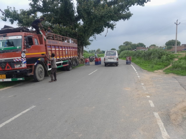 औरैया के भीखेपुर-जगम्मनपुर स्टेट हाईवे पर यमुना का पानी आने के बाद पुलिस ने वाहनों की आवाजाही पर लगाई रोक।