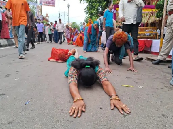 कल्याण जी पदयात्रा: रिमझिम फुहारों के बीच शाही लवाजमे के साथ रवाना हुई लक्खी पदयात्रा