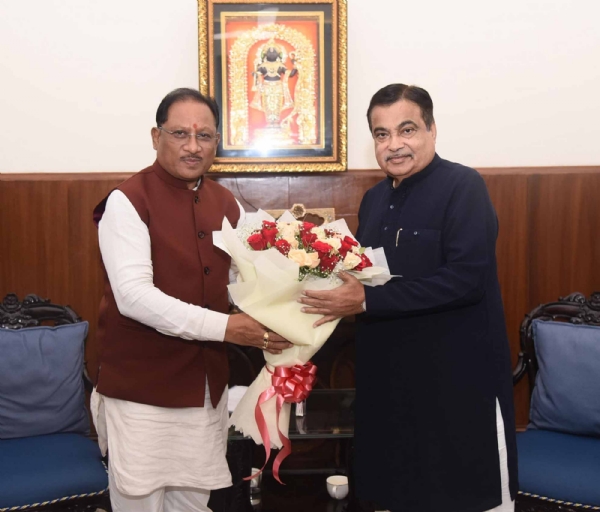 छत्तीसगढ़ के मुख्यमंत्री विष्णुदेव साय  केंद्रीय मंत्री नितिन गडकरी  काे पुष्पगुच्छ भेंट करते