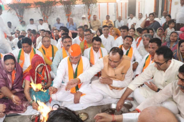 मानेसर में भाजपा कार्यालय का उद्घाटन करते प्रदेश अध्यशा माेहन लाल बड़ाैली।